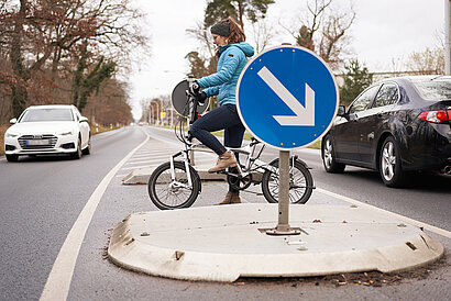 Fahrrad auf Verkehrsinsel